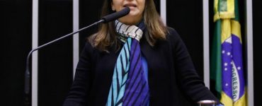 Adriana Ventura em discurso em defesa da mulher