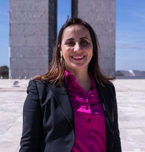 Adriana Ventura discutindo investimentos estratégicos em educação infantil durante uma audiência pública.