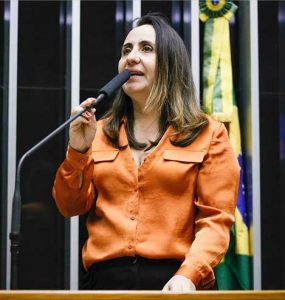 Deputada Adriana Ventura em ação durante o recesso parlamentar de julho, destacando-se pela alta produtividade legislativa.