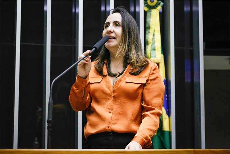 Deputada Adriana Ventura em ação durante o recesso parlamentar de julho, destacando-se pela alta produtividade legislativa.