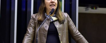 Deputada Adriana Ventura assinando a representação no TCU contra a seleção pública da Fiocruz.