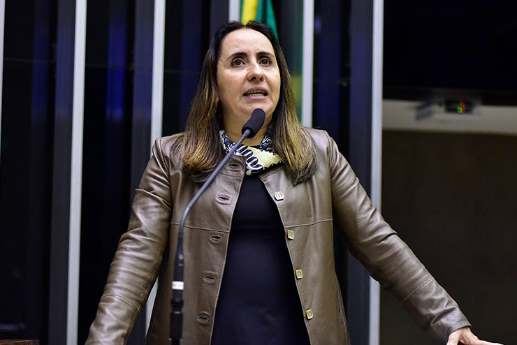 Deputada Adriana Ventura assinando a representação no TCU contra a seleção pública da Fiocruz.