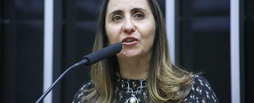 Deputada Adriana Ventura lidera debate sobre o marco regulatório dos cursos a distância e a suspensão de novos cursos pelo MEC.