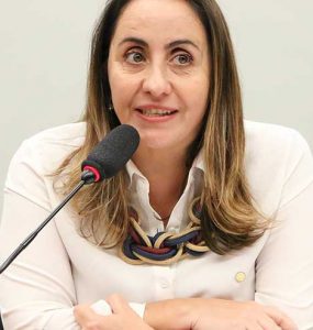 Adriana Ventura preside audiência pública sobre a venda de medicamentos sem receita em supermercados.