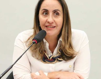 Adriana Ventura preside audiência pública sobre a venda de medicamentos sem receita em supermercados.