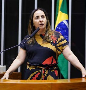 Adriana Ventura defende o fim da bitributação para profissionais que atuam em diferentes estados.