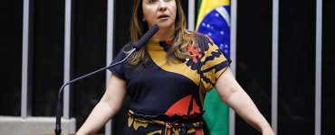 Adriana Ventura defende o fim da bitributação para profissionais que atuam em diferentes estados.