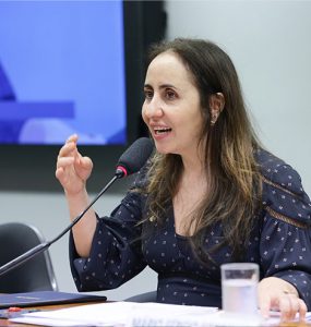 Deputada Adriana Ventura exige transparência na regulamentação de plataformas digitais pela Senacon