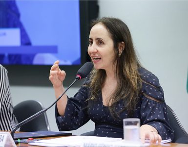 Deputada Adriana Ventura exige transparência na regulamentação de plataformas digitais pela Senacon