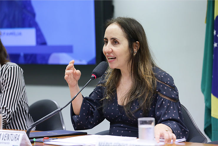 Deputada Adriana Ventura exige transparência na regulamentação de plataformas digitais pela Senacon