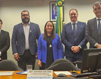 Deputada Adriana Ventura discute a venda de medicamentos sem receita em supermercados, visando modernizar a legislaçã