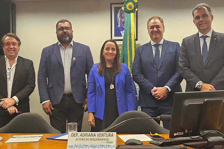 Deputada Adriana Ventura discute a venda de medicamentos sem receita em supermercados, visando modernizar a legislaçã