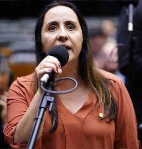 Adriana Ventura aponta fraude eleitoral na Venezuela e defende a democracia em várias iniciativas legislativas.