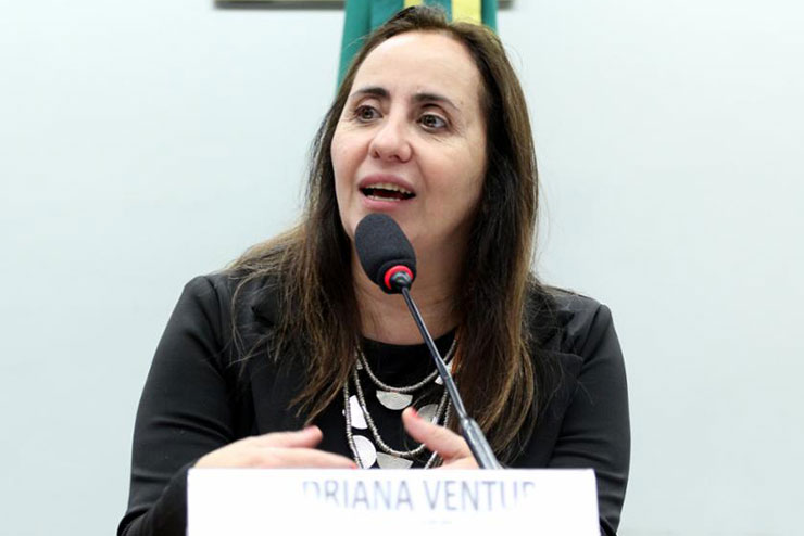 Audiência pública presidida por Adriana Ventura discute a implementação da prescrição eletrônica de medicamentos.