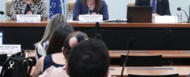 Deputada Adriana Ventura conduz audiências sobre prescrição eletrônica e padrões de educação.