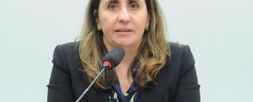 Deputada Adriana Ventura conduz audiência pública sobre a suspensão de cursos EaD pelo MEC e seus impactos na educação superior privada.