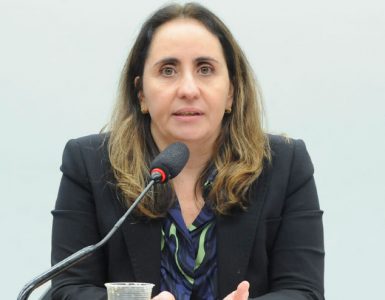 Deputada Adriana Ventura conduz audiência pública sobre a suspensão de cursos EaD pelo MEC e seus impactos na educação superior privada.