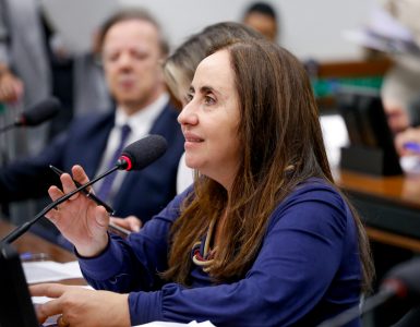 Adriana Ventura comemora aprovação de projeto que amplia a transparência dos dados educacionais e promove melhores políticas públicas.