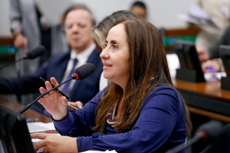 Adriana Ventura comemora aprovação de projeto que amplia a transparência dos dados educacionais e promove melhores políticas públicas.