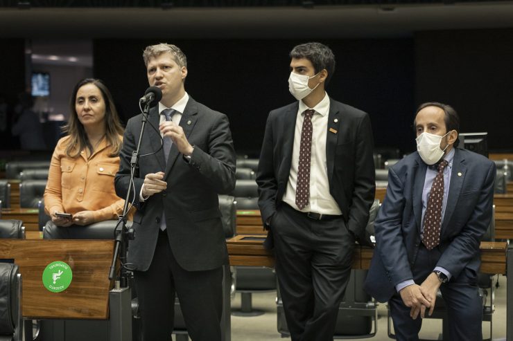 A Lei nº 14.724/2023, da deputada Adriana Ventura e Marcel Van Hattem, torna preferencial a realização remota dos exames médicos do INSS