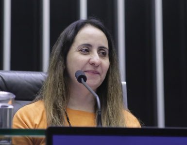 Adriana Ventura apresenta a nova Lei de Transparência na Educação, promovendo acesso público a dados e maior controle social sobre políticas educacionais.