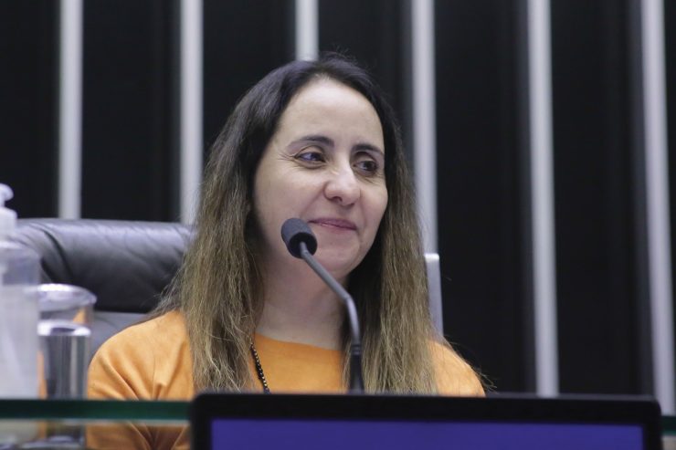 Adriana Ventura apresenta a nova Lei de Transparência na Educação, promovendo acesso público a dados e maior controle social sobre políticas educacionais.