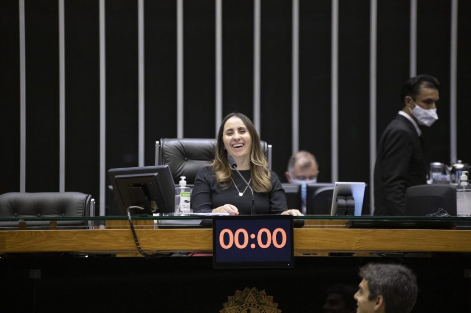 Adriana Ventura na mesa da Câmara dos Deputados